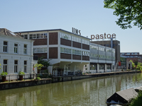904672 Gezicht op de gebouwen van de Utrechtse Machinale Stoel- en Meubelfabriek U.M.S. Pastoe (Rotsoord 3) te Utrecht, ...